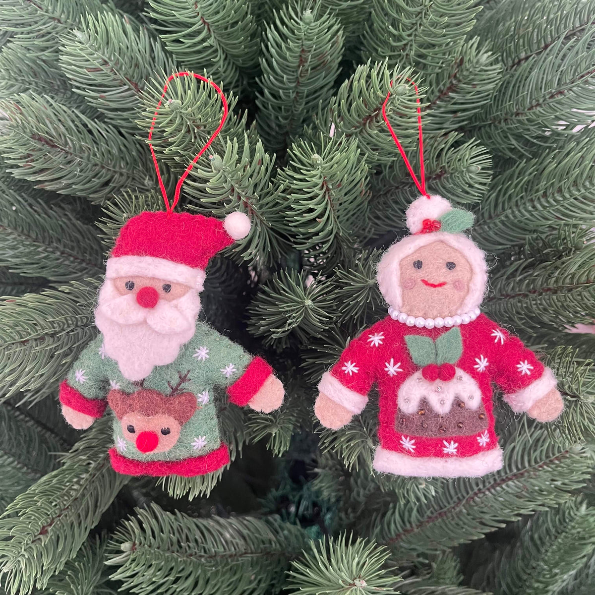 Mr and Mrs Claus in Christmas sweaters - Pashom
